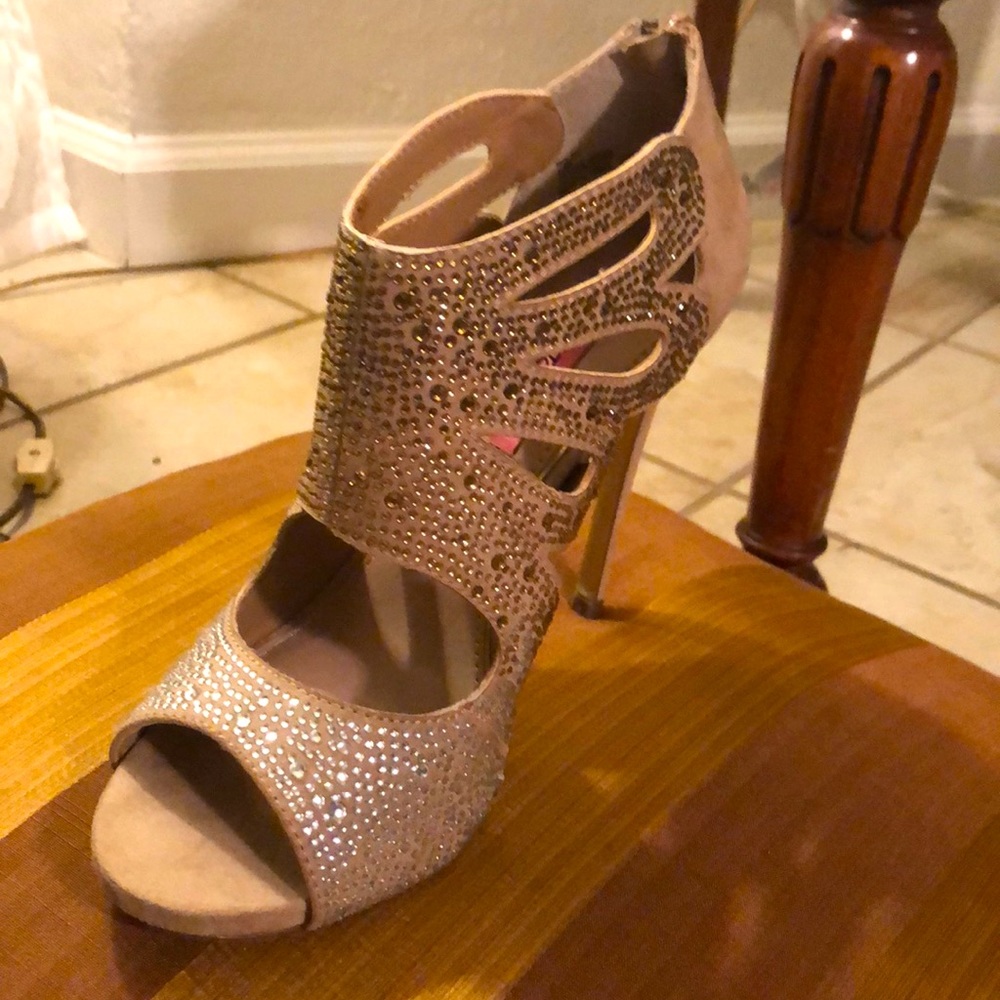 Betsey Johnson Nolaa Nude jeweled stilettos sz 7.5